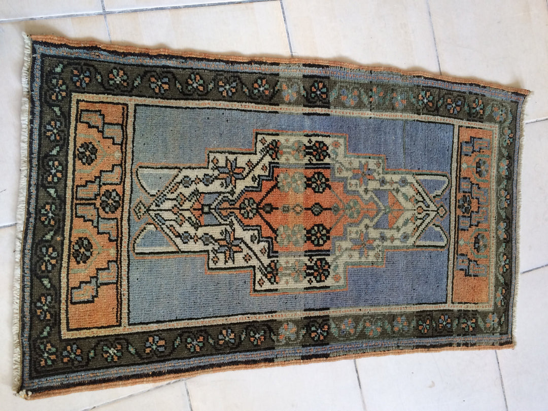 Turkish Oushak Rug 2'7" x 9'10" Hand-Knotted border