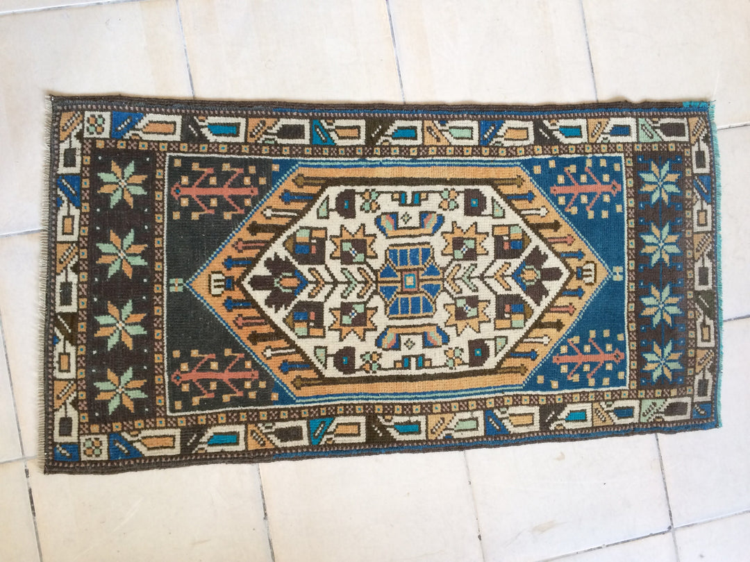Turkish Oushak Rug 2'7" x 9'10" Hand-Knotted detail