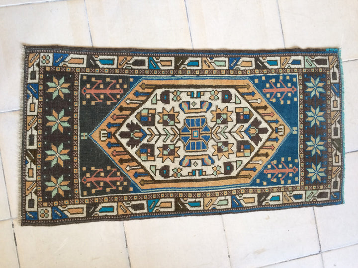 Turkish Oushak Rug 2'7" x 9'10" Hand-Knotted detail