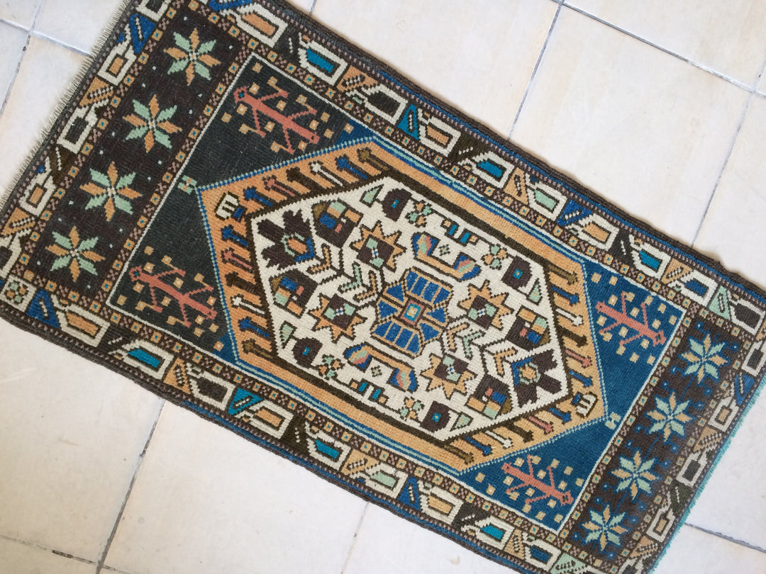 Turkish Oushak Rug 2'7" x 9'10" Hand-Knotted pattern