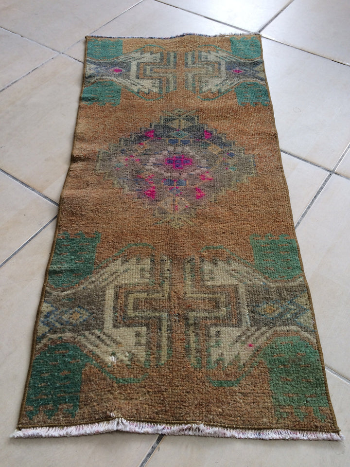 Turkish Oushak Rug 2'6" x 8'0" Hand-Knotted border