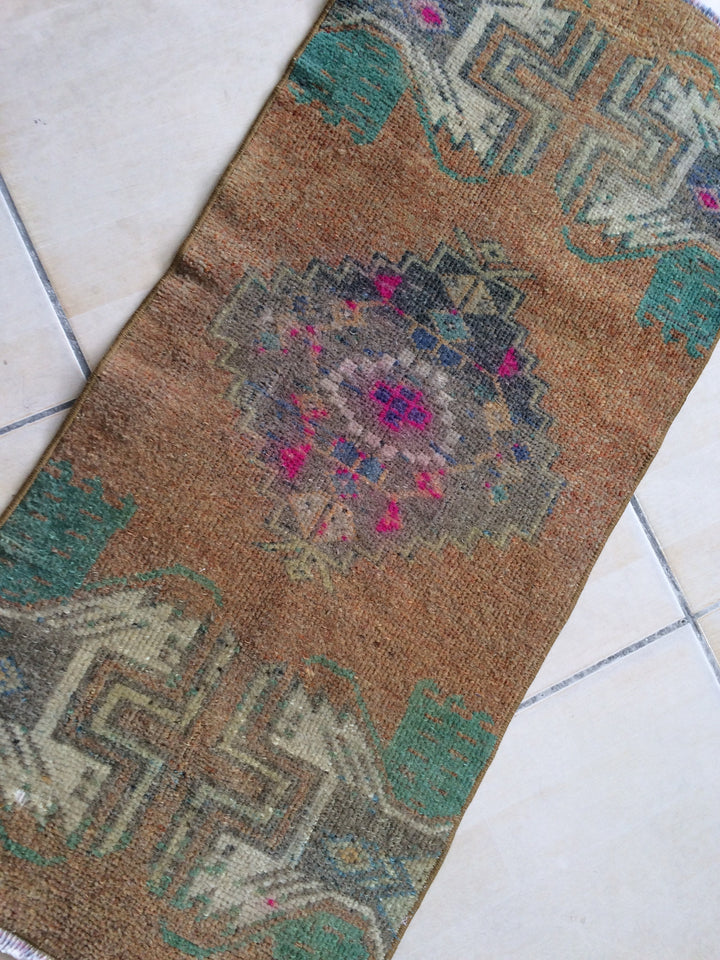 Turkish Oushak Rug 2'6" x 8'0" Hand-Knotted close-up