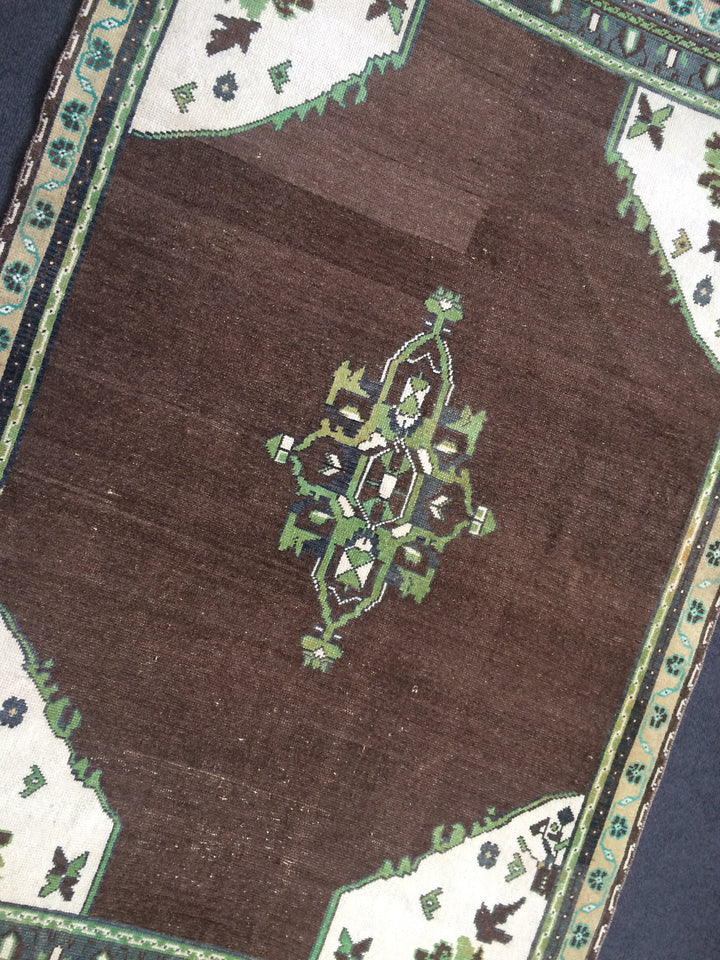 Turkish Runner Rug 4' x 6' Hand-Knotted pattern