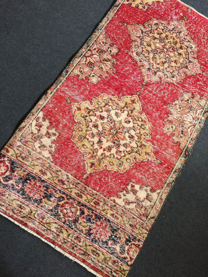 Turkish Oushak Rug 2'6" x 4'1" Hand-Knotted detail