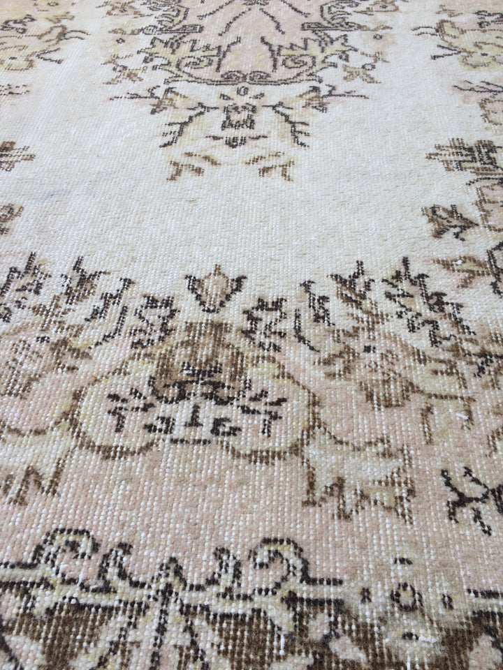 Turkish Oushak Rug 2'7" x 10'1" Hand-Knotted texture
