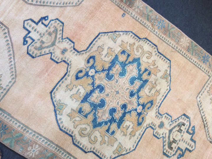 Turkish Oushak Rug Hand-Knotted detail