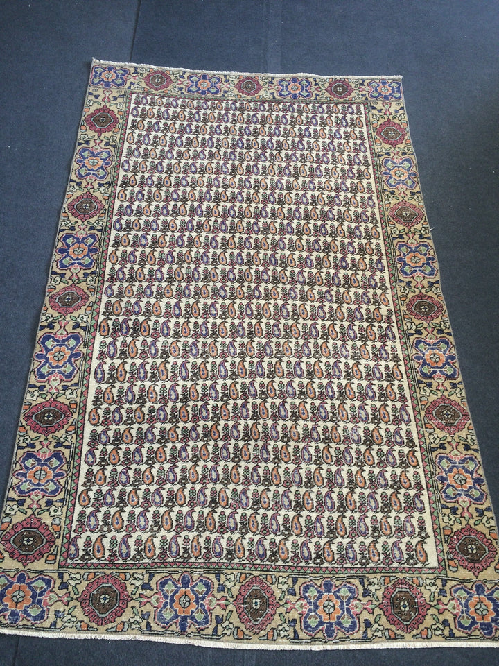 Turkish Oushak Rug Hand-Knotted detail