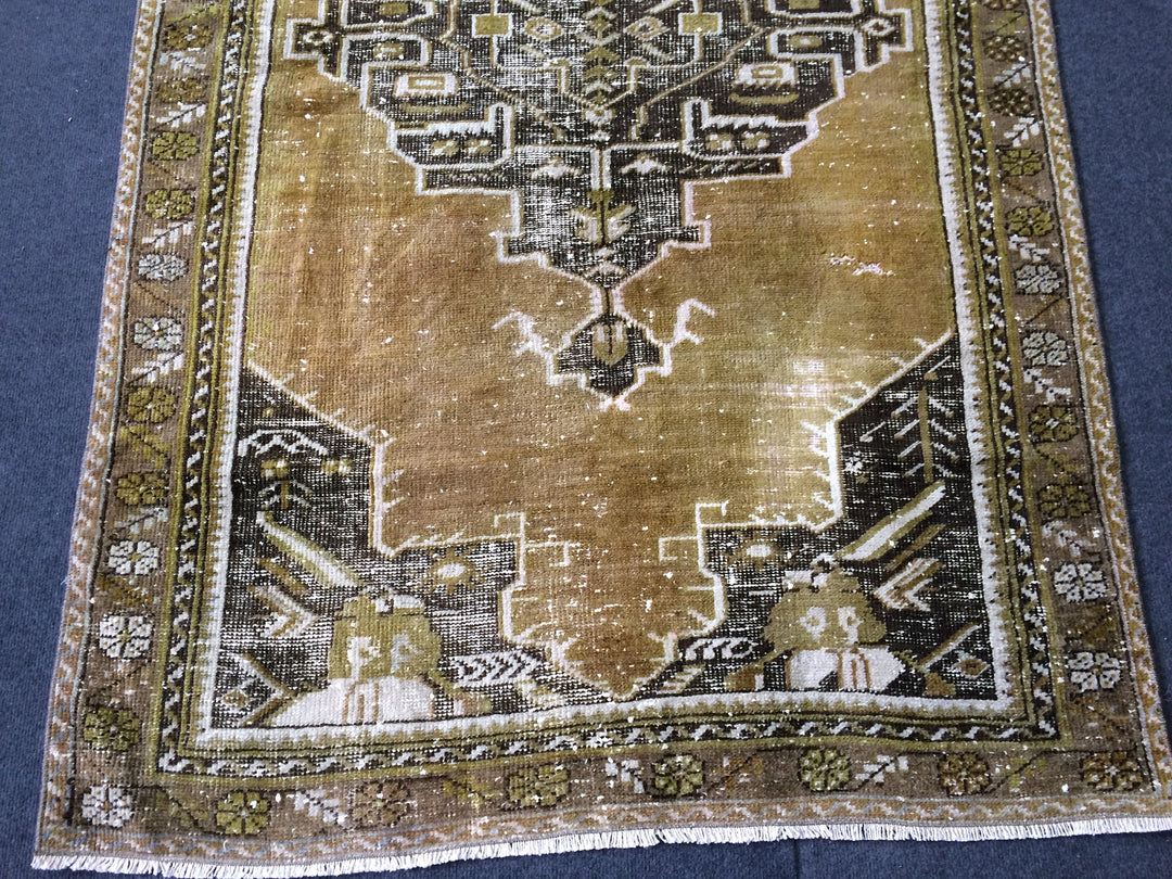 Beige Turkish Runner Rug 3' 11" x 6' Hand-Knotted border