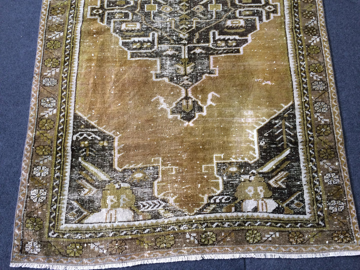 Beige Turkish Runner Rug 3' 11" x 6' Hand-Knotted border