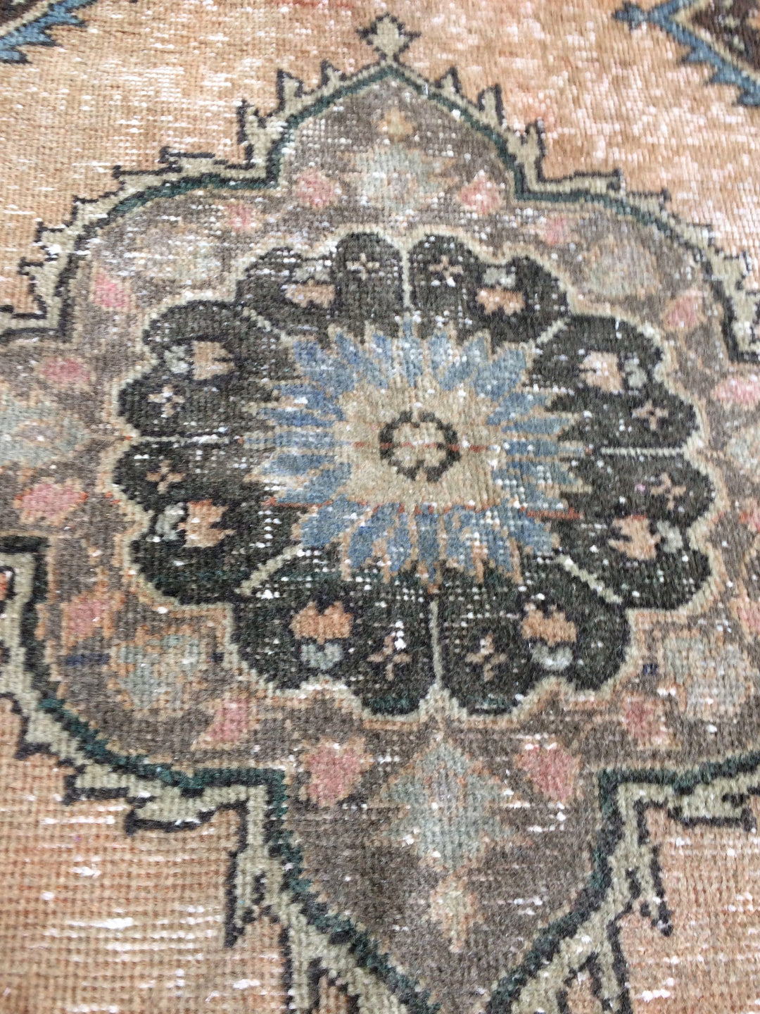 Turkish Oushak Runner Rug 2'7" x 9'10" Hand-Knotted texture