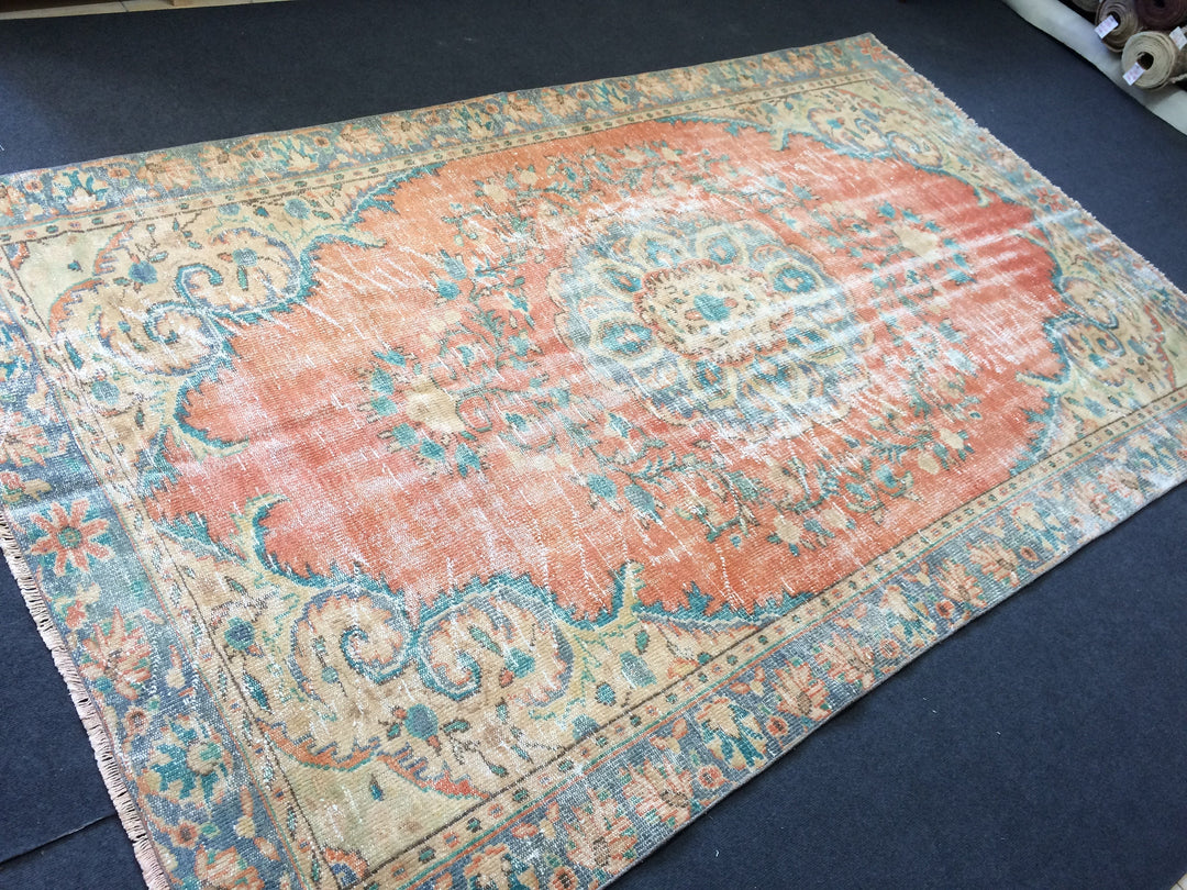 Beige Turkish Runner Rug 6' x 10' Hand-Knotted texture