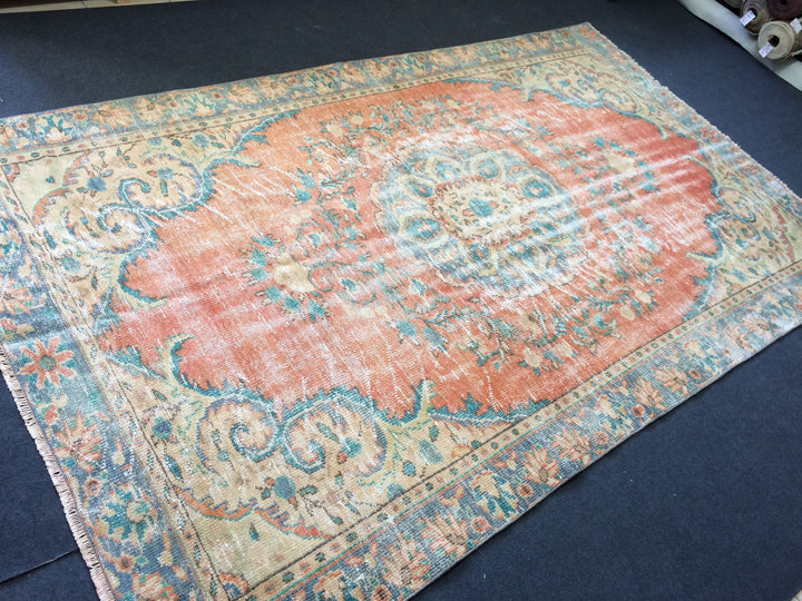 Beige Turkish Runner Rug 6' x 10' Hand-Knotted texture