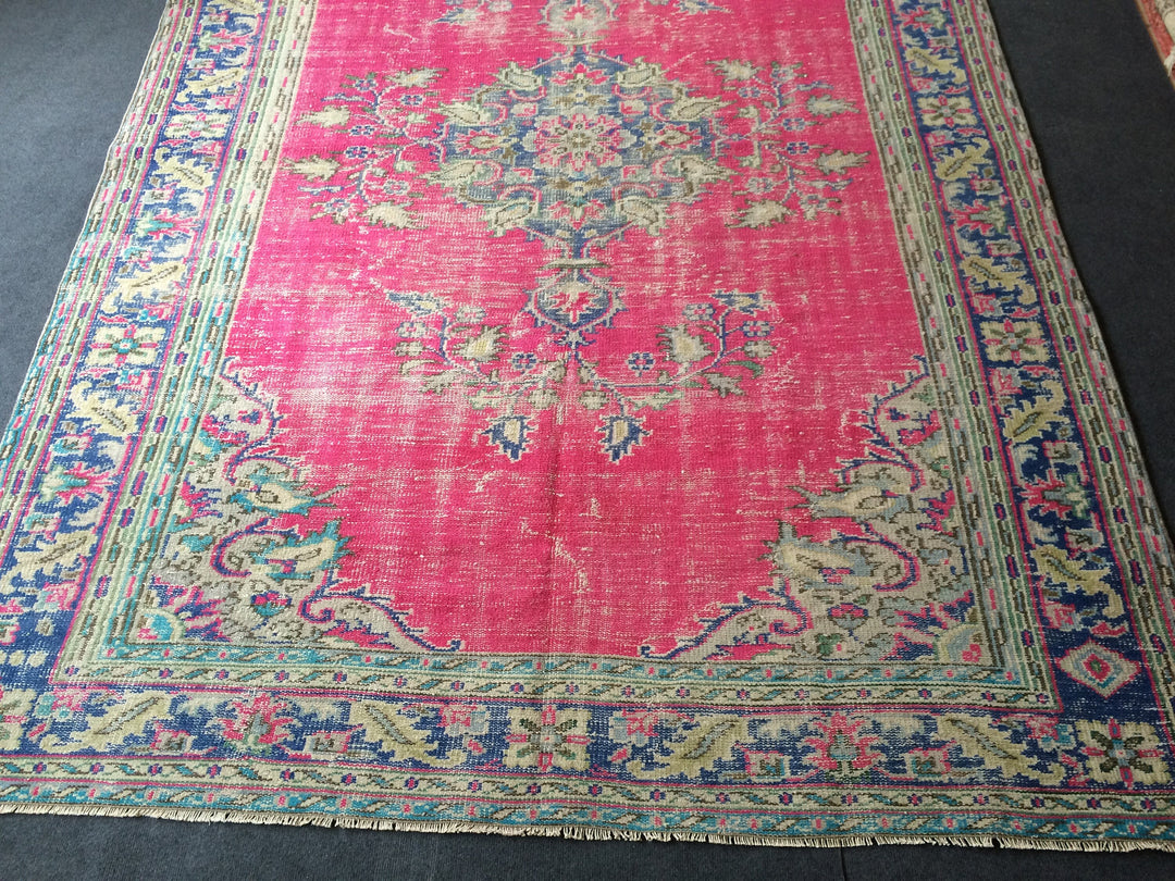 Pink Turkish Runner Rug 6' 10" x 10' Hand-Knotted border