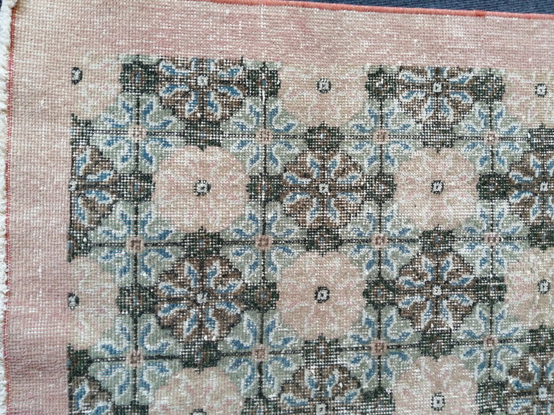 Beige Turkish Oushak Rug 4' x 7' Hand-Knotted texture