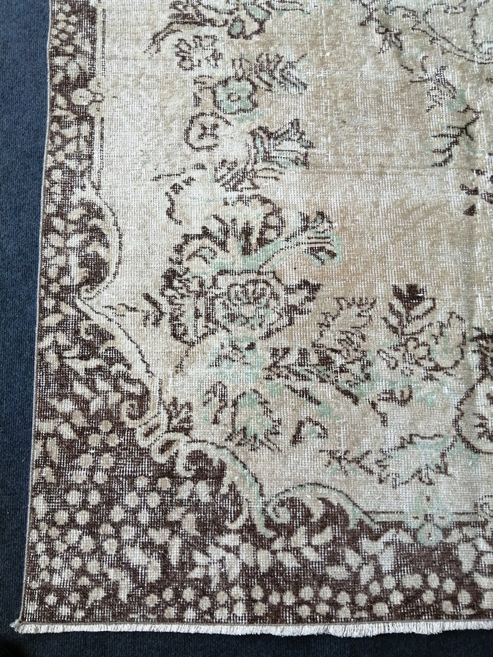 Beige Turkish Runner Rug 5' 6" x 9' 7" Hand-Knotted close-up