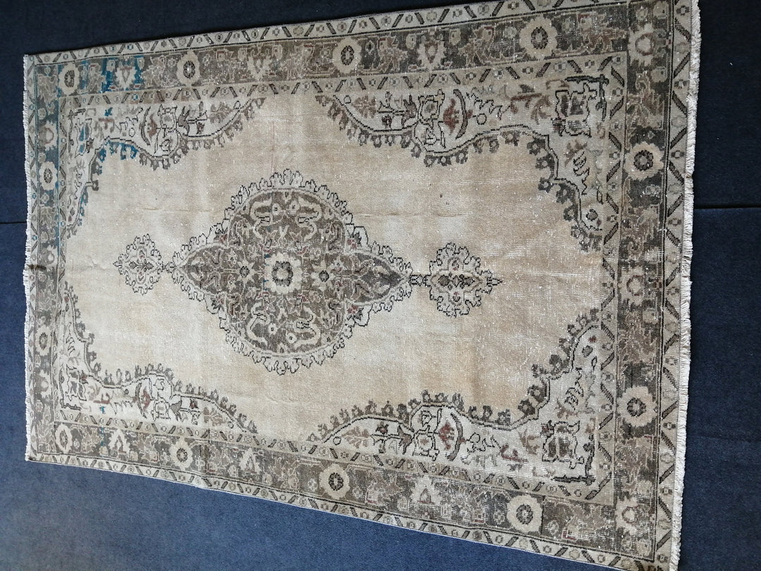 Beige Turkish Oushak Rug 5' 4" x 8' Hand-Knotted border