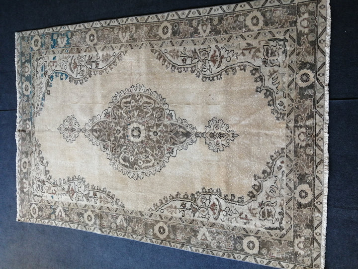 Beige Turkish Oushak Rug 5' 4" x 8' Hand-Knotted pattern
