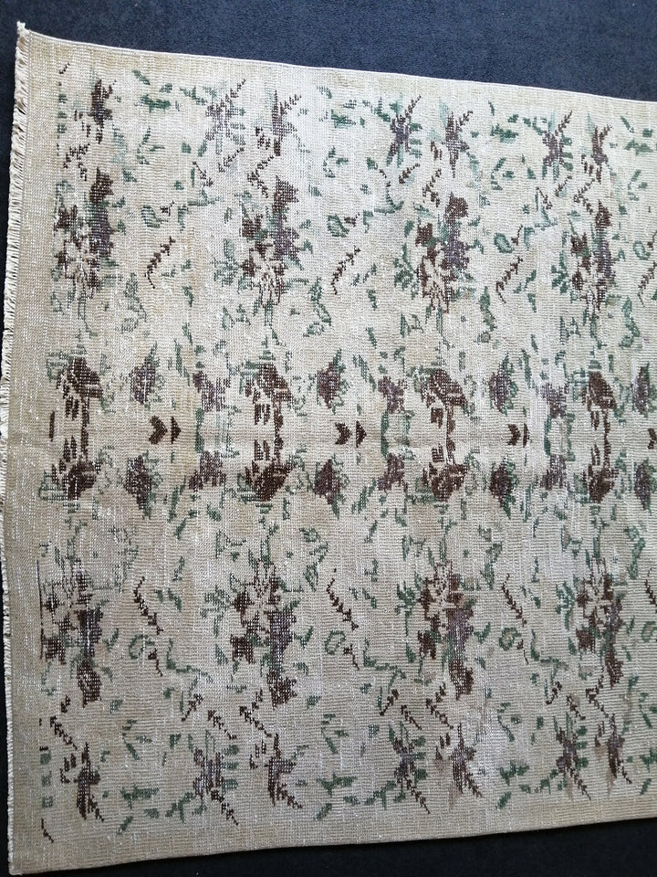Beige Turkish Runner Rug 5' x 9' 4" Hand-Knotted field
