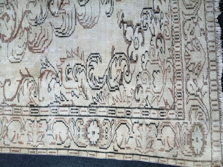 Beige Turkish Runner Rug 6' x 9' Hand-Knotted texture