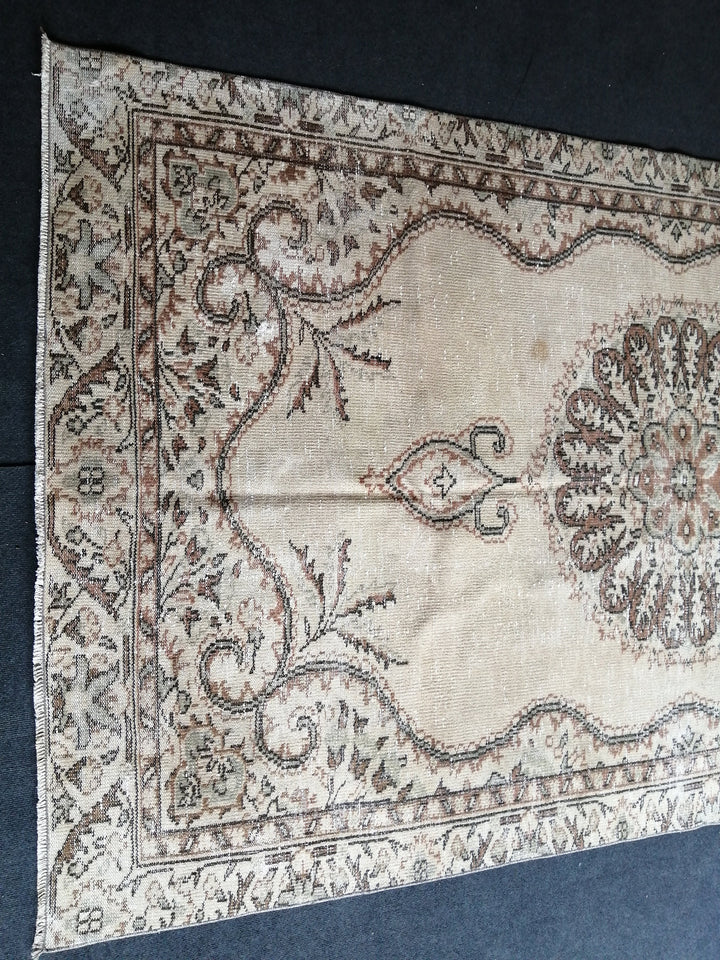 Beige Turkish Runner Rug 5' 6" x 9' 10" Hand-Knotted detail