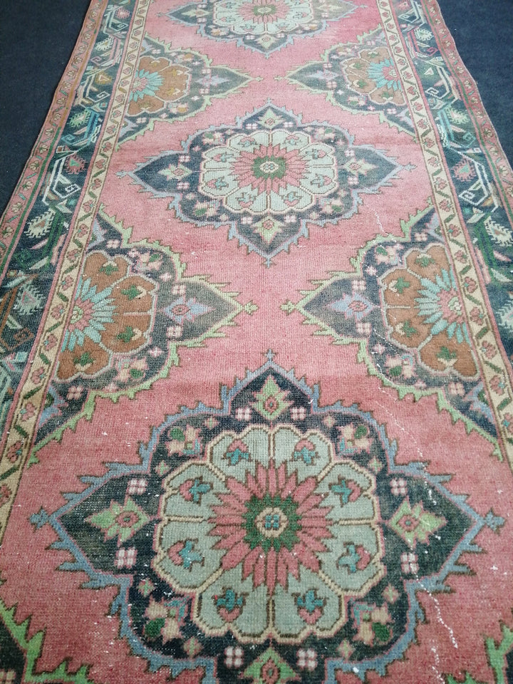 Beige Turkish Runner Rug 4' 8" x 11' 7" Hand-Knotted texture