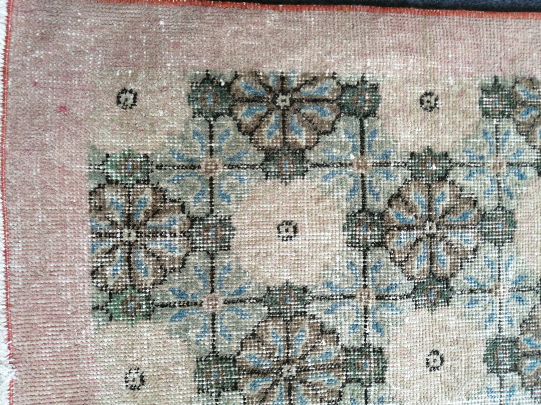 Beige Turkish Oushak Rug 4' x 7' Hand-Knotted pattern