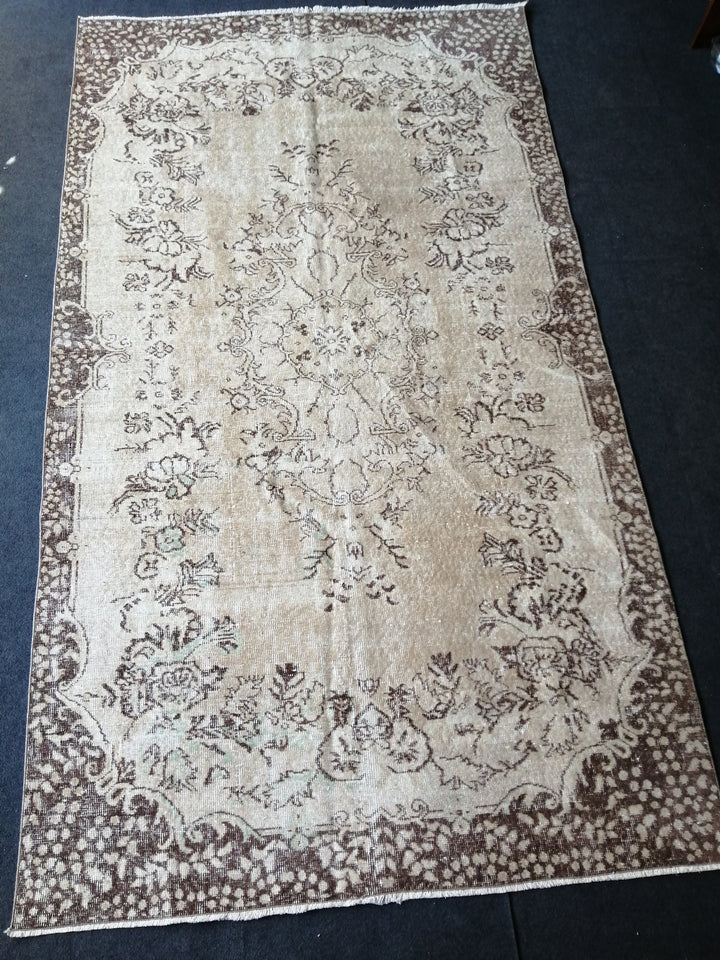 Beige Turkish Runner Rug 5' 6" x 9' 7" Hand-Knotted detail