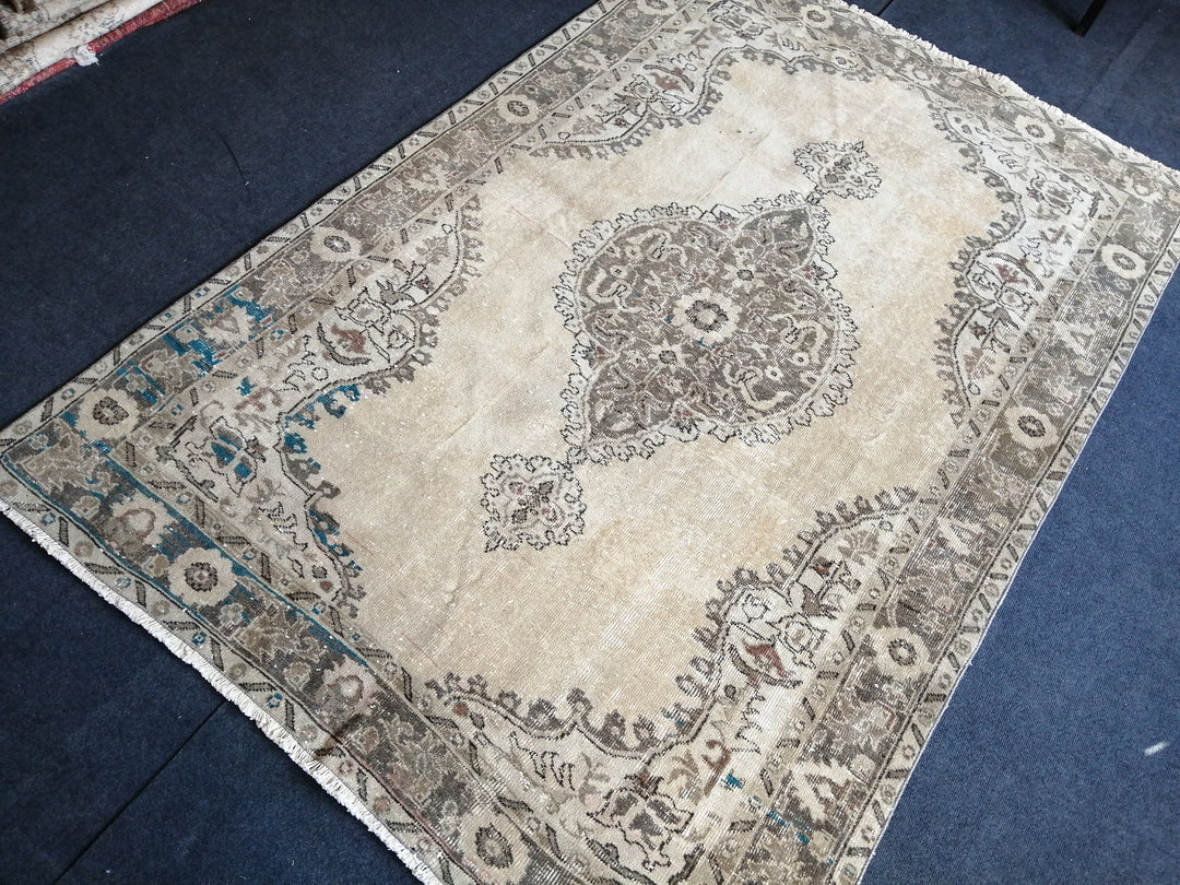 Beige Turkish Oushak Rug 5' 4" x 8' Hand-Knotted detail