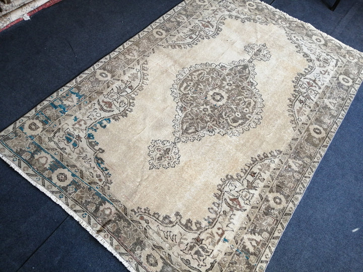 Beige Turkish Oushak Rug 5' 4" x 8' Hand-Knotted detail