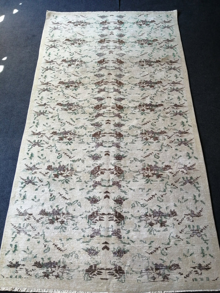 Beige Turkish Runner Rug 5' x 9' 4" Hand-Knotted pattern