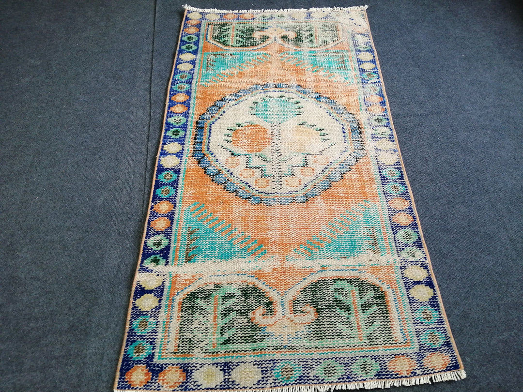 Turkish Oushak Rug 2' 7" x 4' 1" Hand-Knotted close-up