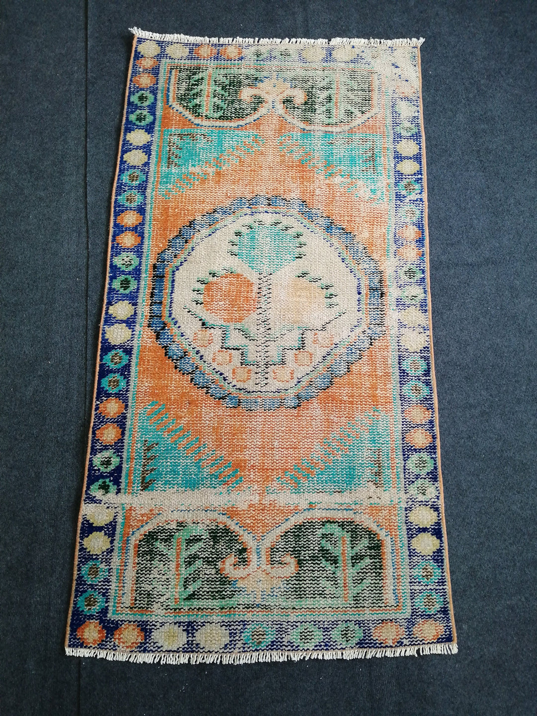 Turkish Oushak Rug 2' 7" x 4' 1" Hand-Knotted detail