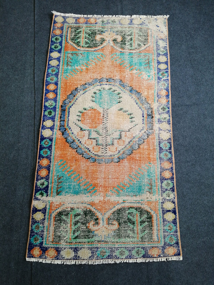 Turkish Oushak Rug 2' 7" x 4' 1" Hand-Knotted detail