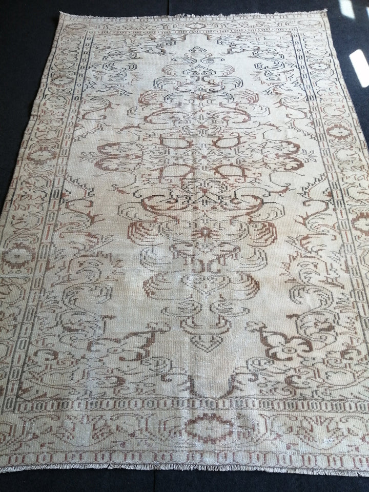 Beige Turkish Runner Rug 6' x 9' Hand-Knotted detail