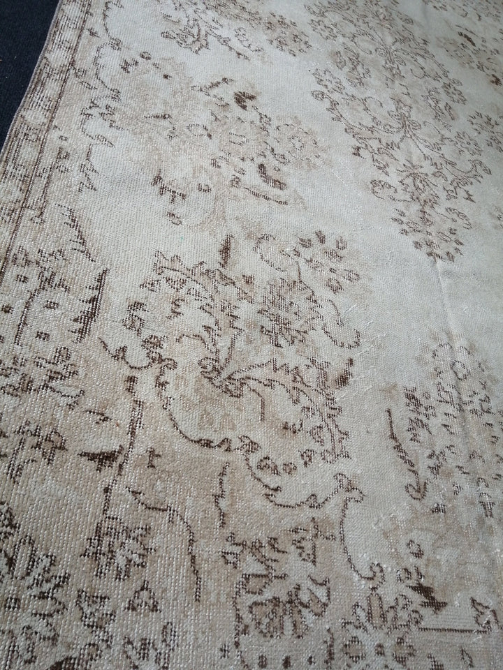 Beige Turkish Runner Rug 5' 5" x 9' Hand-Knotted field