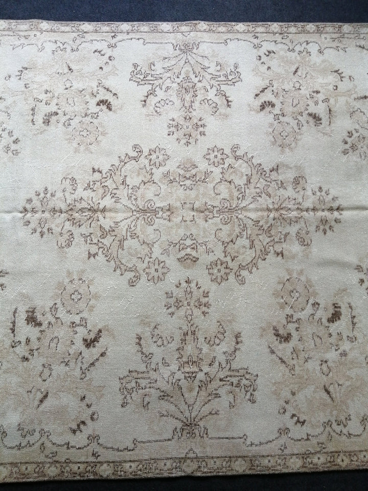 Beige Turkish Runner Rug 5' 5" x 9' Hand-Knotted texture