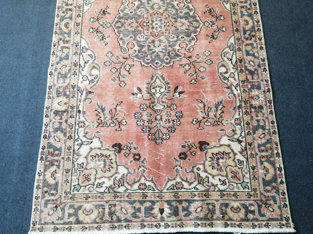 Beige Turkish Runner Rug 3' 10" x 7' Hand-Knotted pattern