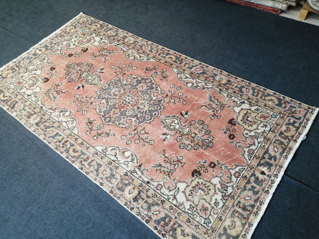 Beige Turkish Runner Rug 3' 10" x 7' Hand-Knotted border