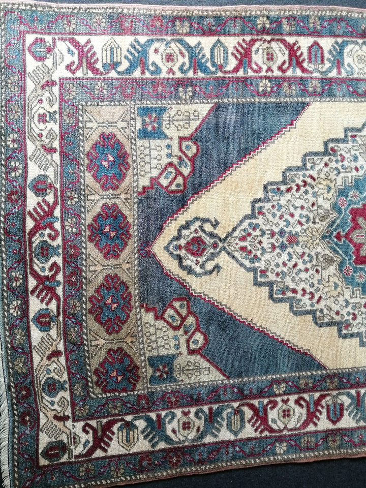 Beige Turkish Runner Rug 4' 7" x 7' Hand-Knotted border