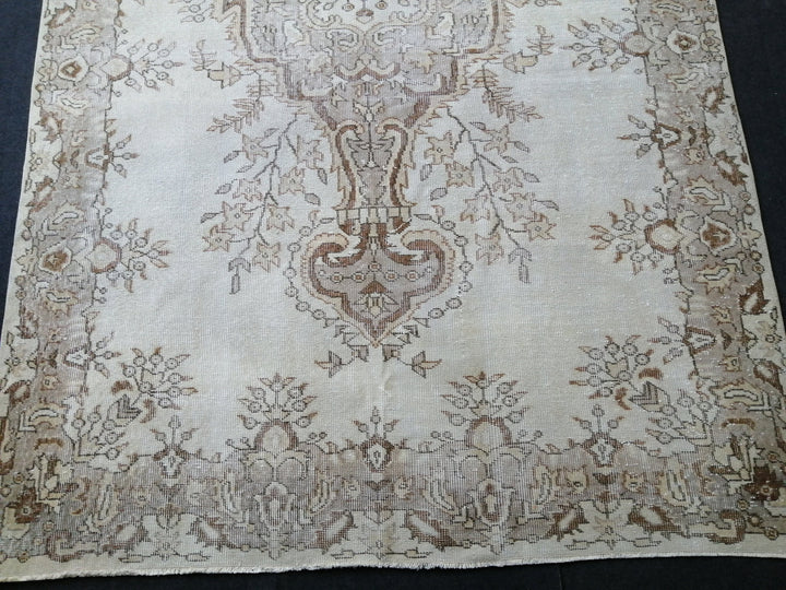 Beige Turkish Runner Rug 6' 2" x 9' 11" Hand-Knotted border