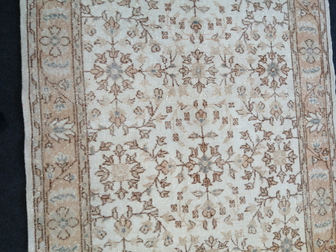 Beige Turkish Runner Rug 3' 1" x 6' 4" Hand-Knotted pattern