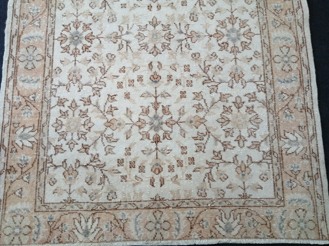 Beige Turkish Runner Rug 3' 1" x 6' 4" Hand-Knotted border