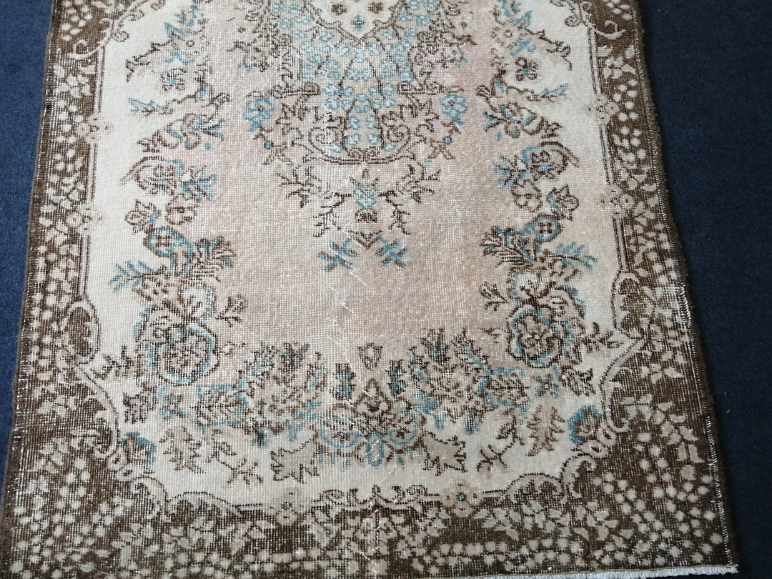 Beige Turkish Runner Rug 4' x 7' Hand-Knotted pattern