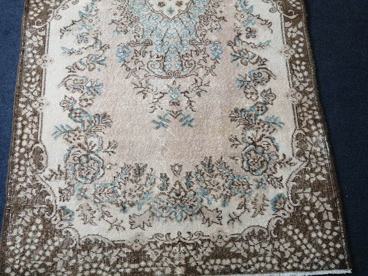 Beige Turkish Runner Rug 4' x 7' Hand-Knotted pattern