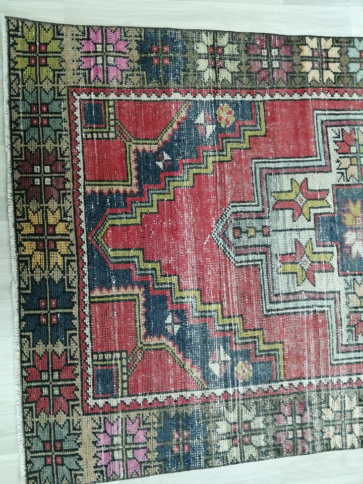 Beige Turkish Runner Rug 4' x 9' 3" Hand-Knotted texture