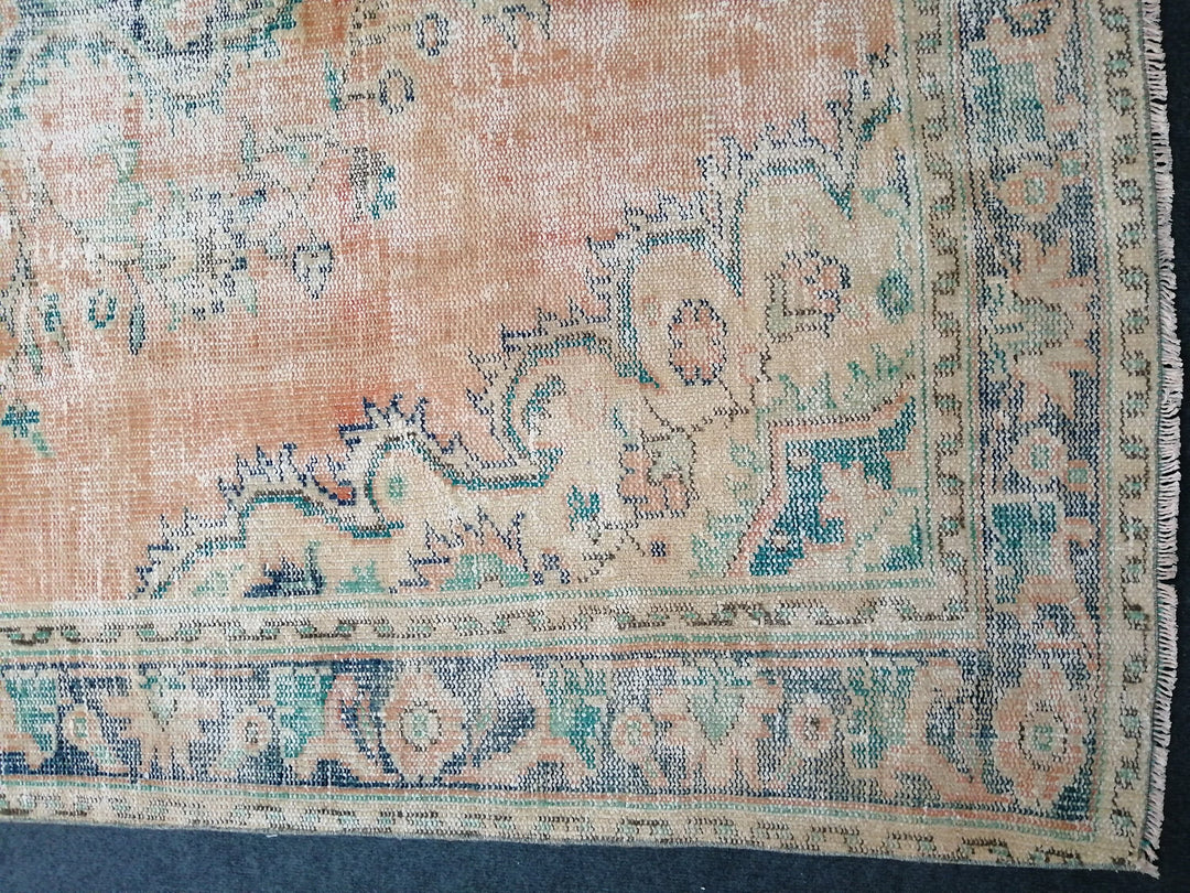 Beige Turkish Runner Rug 6' x 9' 7" Hand-Knotted texture