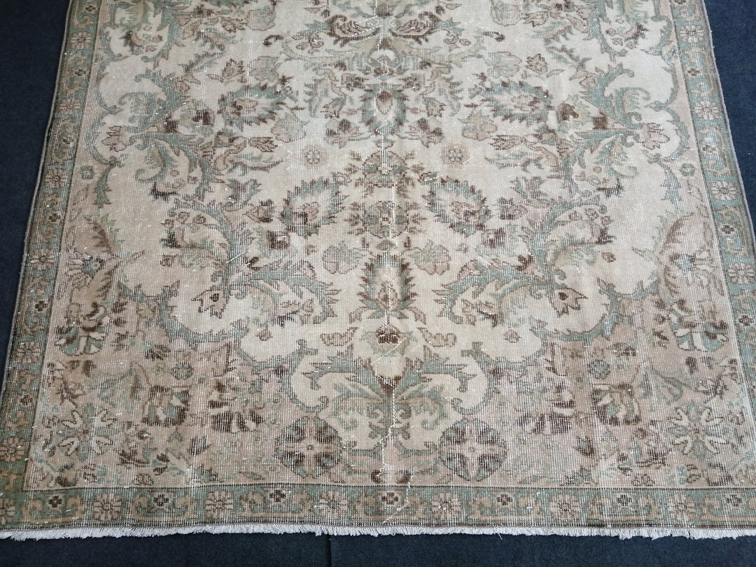 Beige Turkish Runner Rug 6' 6" x 10' Hand-Knotted border
