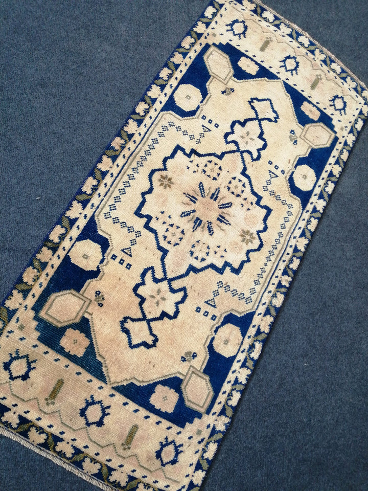 Turkish Oushak Runner Rug 2'8" x 9'9" Hand-Knotted close-up