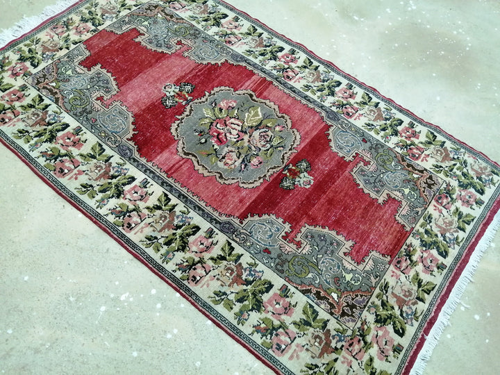 Beige Turkish Runner Rug 4' 7" x 7' 7" Hand-Knotted texture