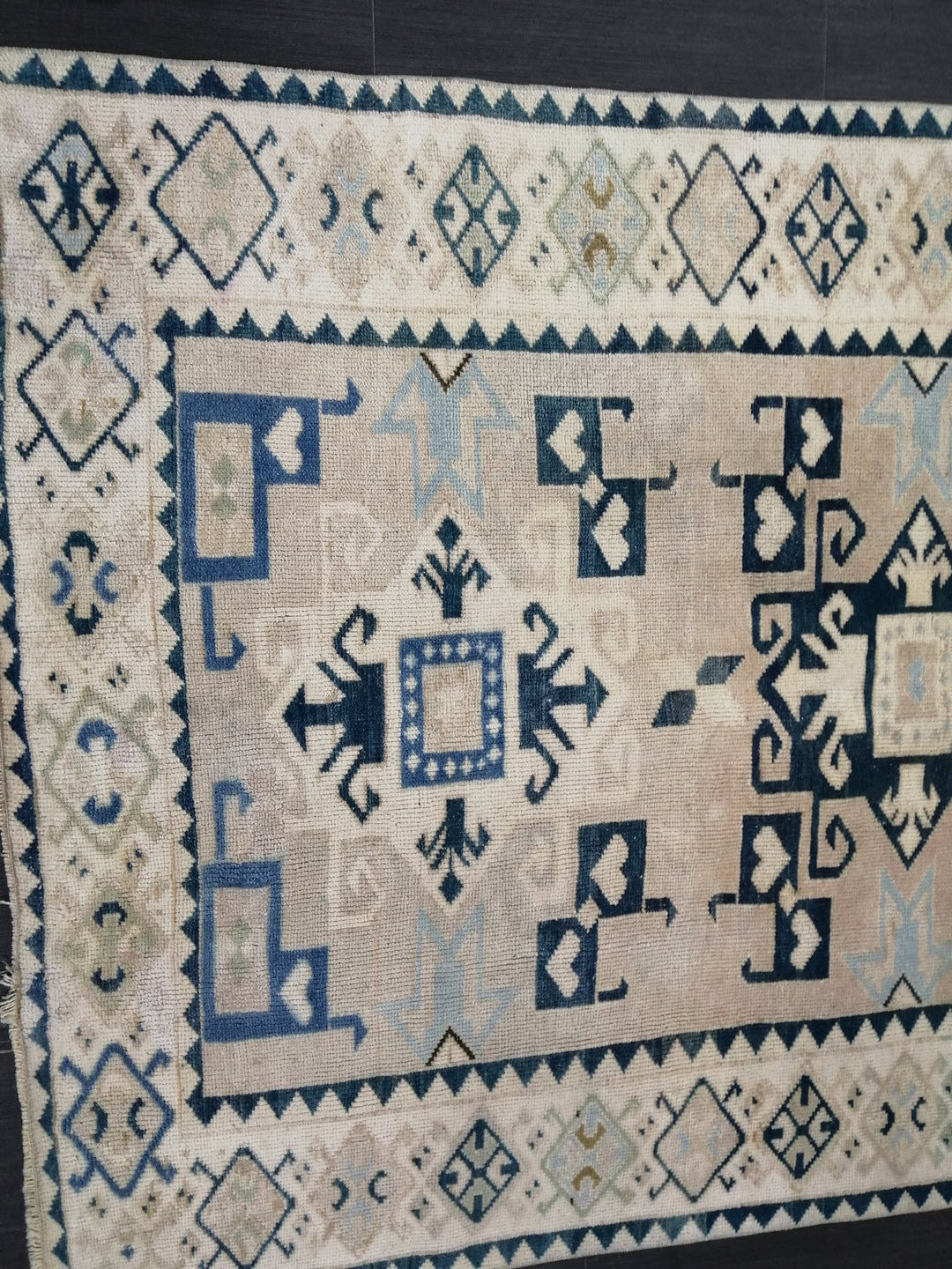 Beige Turkish Runner Rug 4' 5" x 6' 9" Hand-Knotted texture